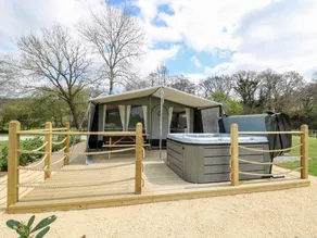 Cottage with garden & hot tub - Image 2