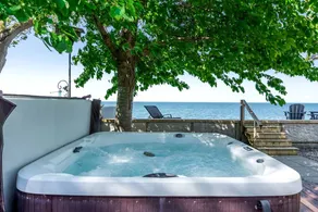 Picturesque Oceanfront Cottage with Hot-tub in Leamington, Ontario - Image 5