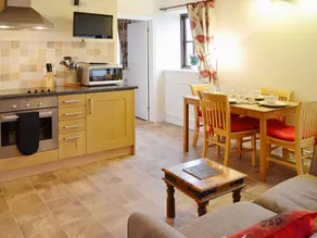 Cottage with barbecue & garden - Image 3
