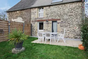Child-friendly cottage with terrace, BBQ & garden | Garden view | Dogs allowed - Image 2