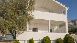 Apartment with terrace & garden - Image 2