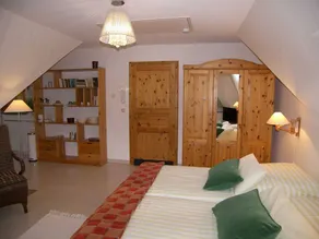 Holiday apartment with BBQ & garden - Image 4