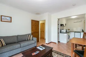 Familienorientiertes Privatzimmer mit Terrasse, Pool und Garten | Perfekt für die Arbeit von Zuhause - Image 4