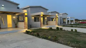 Villa with terrace & garden | City view - Image 3