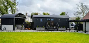 Lodge with barbeque, jacuzzi & garden | Beach view - Image 3