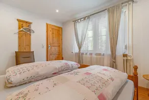 Apartamento vacacional con jardín, barbacoa y terraza | Vistas a la montaña - Image 2