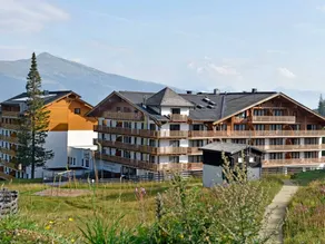 Apartment with pool & sauna - Image 4