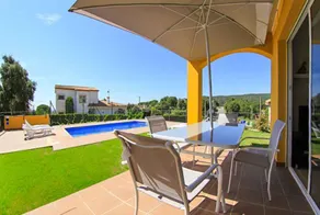 Villa with barbecue, garden & private pool - Image 2