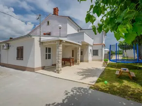 Cottage with pool - Image 3