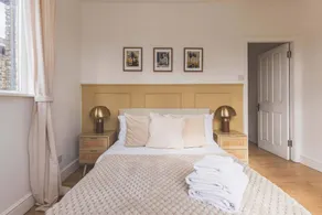 Spacious Bright 3 bed Flat, parking-Great Location - Image 5