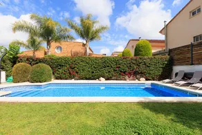 Fully equipped villa with terrace, private pool & garden - Image 3