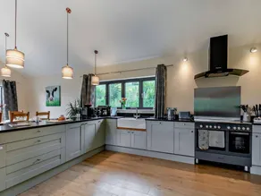 Cottage with hot tub & garden - Image 3