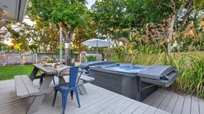 Middle Terrace Cottage by AvantStay | Hot Tub, Firepit, Al Fresco Dining | 10mins to Beach - Image 2