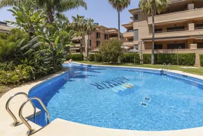 Fully equipped charming flat with terrace, pool & garden - Image 5