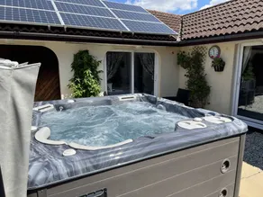 Cottage with garden, barbeque & hot tub - Image 2