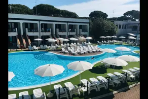 Village vacances avec terrasse, piscine et jardin - Image 2