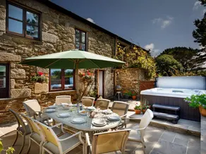 Cottage with hot tub, BBQ & garden - Image 3