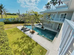 Large luxury enclosed villa, perfect location - Image 2