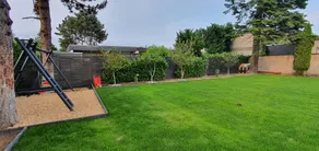 Charmante chambre chez l'habitant adaptée aux familles avec jardin et piscine privée | Vue piscine - Image 5