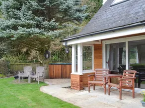 Family-oriented cottage with garden, hot tub & barbecue - Image 4