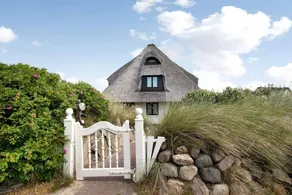 Beautiful flat with pool, terrace & garden | Garden view | Close to the beach - Image 2