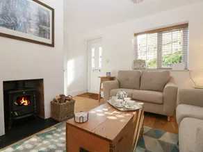 Cottage with garden & hot tub - Image 4
