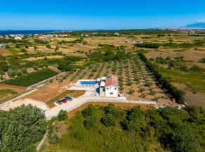 Fully equipped villa with private pool & barbecue - Image 5