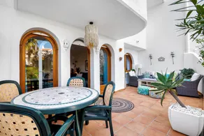 Appartement de vacances entièrement équipé avec internet haut débit, terrasse et piscine | Vue jardin - Image 2