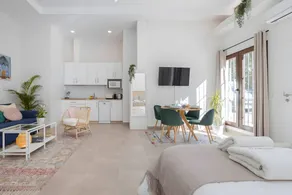Merveilleux studio entièrement équipé avec internet haut débit | Vue ville | À côté de la plage - Image 4