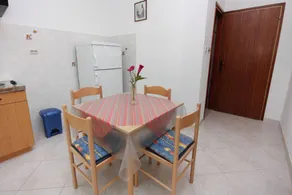 Apartment with terrace - Image 2