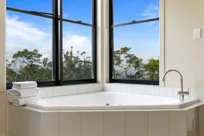 Romantic Chalet with Spa and Panoramic Views near Lake Cressbrook, Crows Nest QLD - Image 5