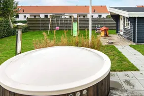 Holiday home with garden & terrace - Image 4