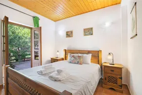 Chambre chez l'habitant avec piscine, barbecue et terrasse | Vue jardin - Image 3