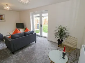 Family-friendly cottage with garden - Image 5