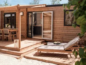 Familienorientiertes Mobilheim mit beheiztem Pool und Terrasse - Image 3