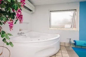 Holiday home with sauna, garden & pool - Image 5