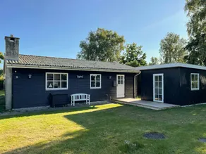 Modern holiday home with spa at Grenaa Beach - Image 2
