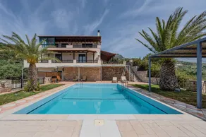 Holiday apartment with terrace, private pool & garden - Image 2