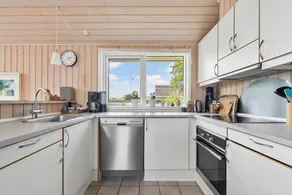 Holiday home with BBQ & terrace - Image 3