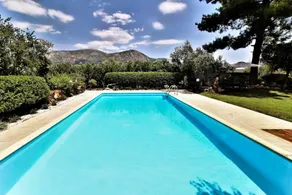 Villa avec piscine, jardin et terrasse - Image 5