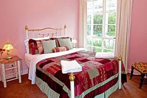 Stylish Holiday Accommodation with Lake Views near Kinglake, Victoria - Image 4