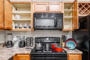 Close to Redstone Arsenal w King Bed, Gym, Pool, Parking - Image 3
