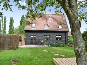 Cottage with terrace, barbecue & hot tub | River view - Image 2