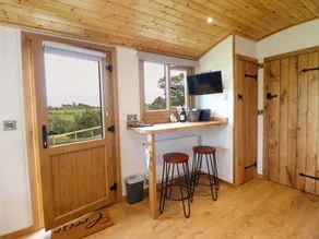Cottage with garden & hot tub - Image 4