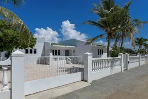 Villa with garden - Image 5