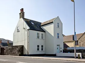 Holiday home with garden | Sea view - Image 2