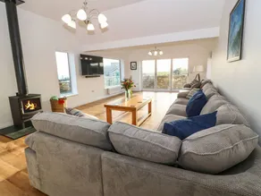 Cottage adapté aux familles avec jardin et jacuzzi - Image 4