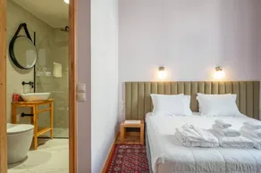 King Aristomenes – Deluxe Room with King-Size Bed - Image 5