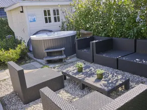 Fine bungalow with garden and wellness - Image 4