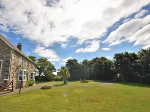 Cottage with garden & pool - Image 3